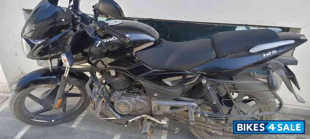Black Bajaj Pulsar 125 Split Seat
