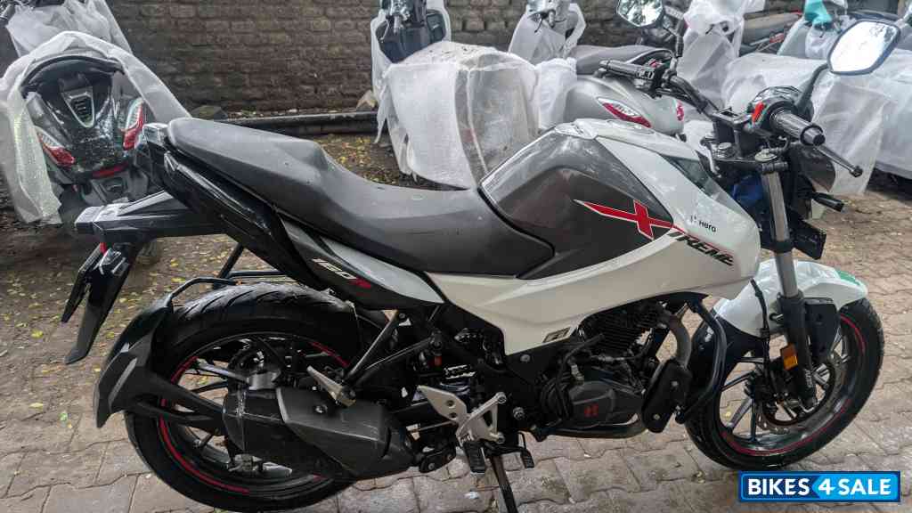 White Hero Xtreme 160R