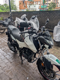 White Hero Xtreme 160R