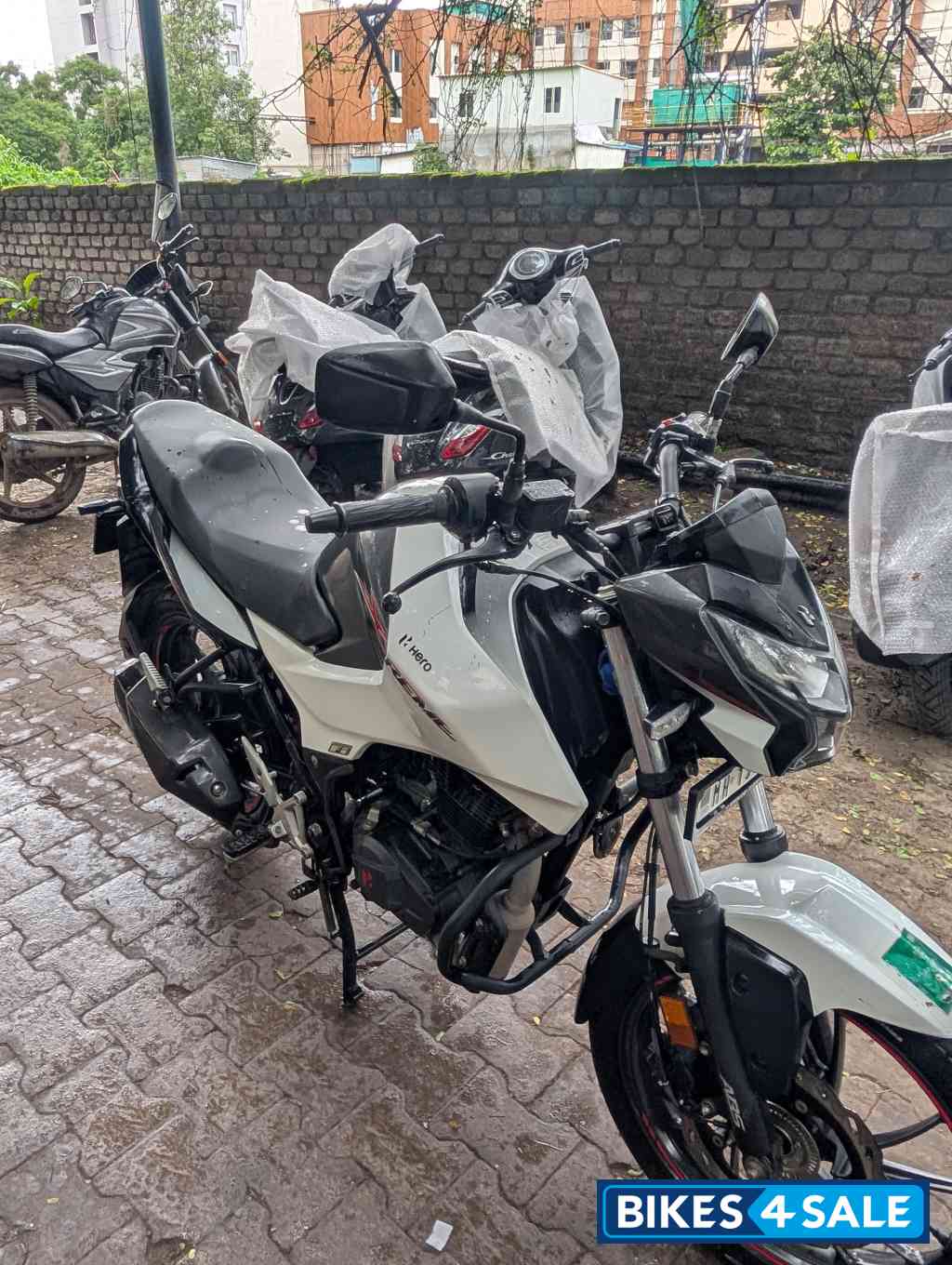 White Hero Xtreme 160R White Hero Xtreme 160R