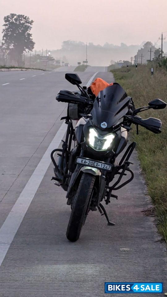 Black Bajaj Dominar 250