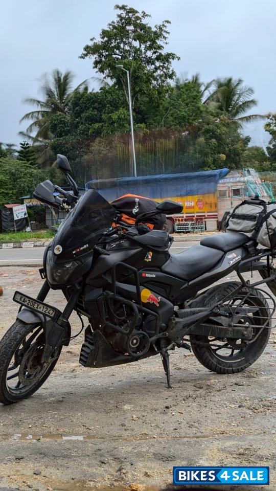 Black Bajaj Dominar 250