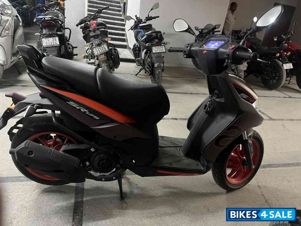 Dark Prismatic Grey Aprilia SR 175 hp.e