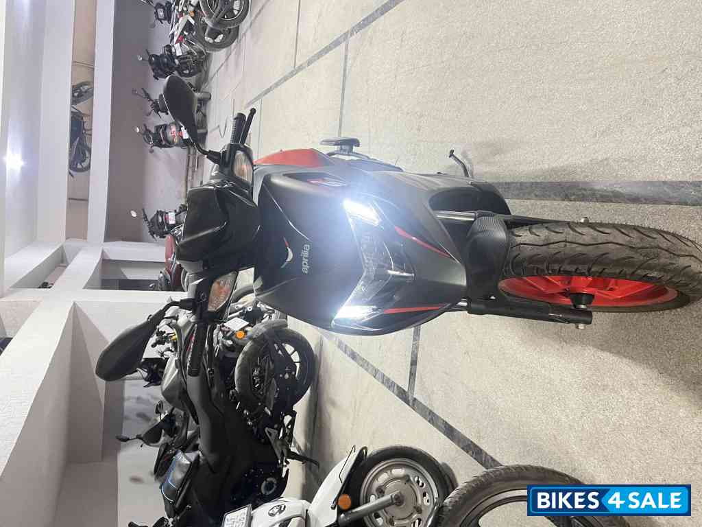 Dark Prismatic Grey Aprilia SR 175 hp.e