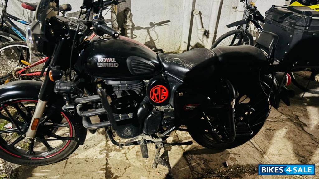 Royal Enfield Classic Stealth Black