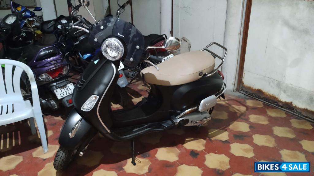 Black Vespa VXL 125 BS6