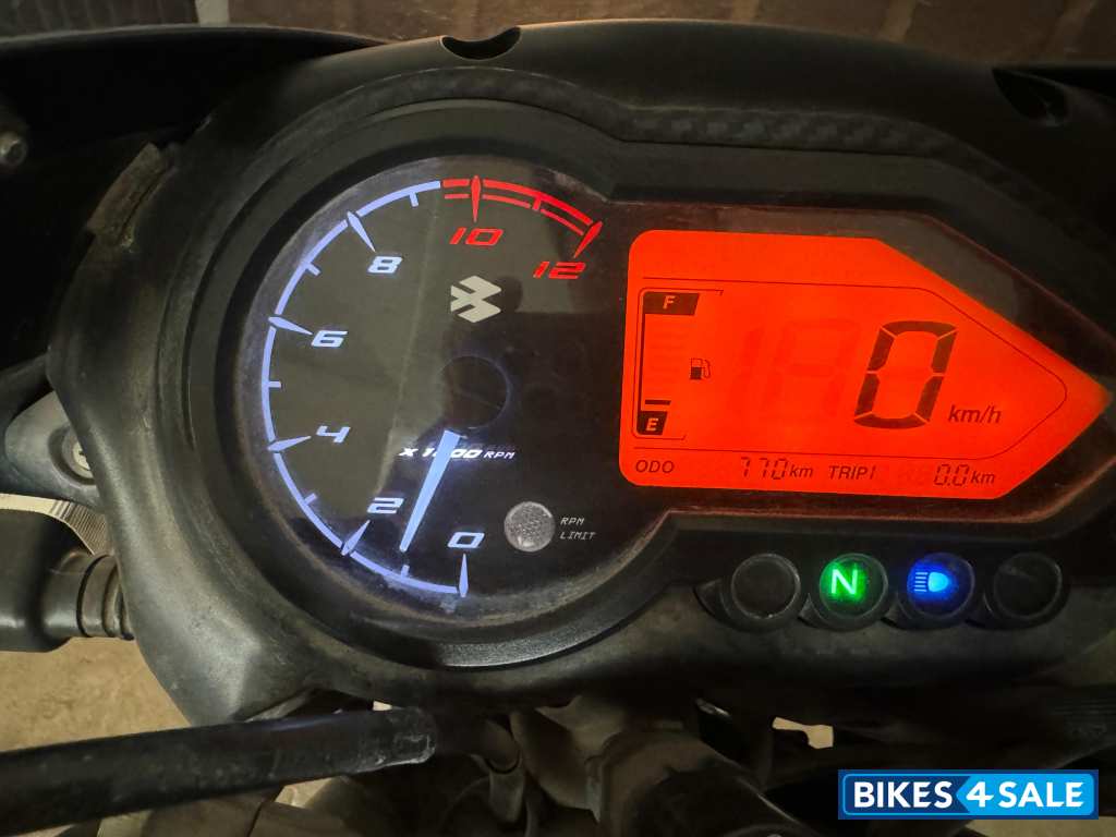 Bajaj Pulsar 125 Neon Disc Single Seat