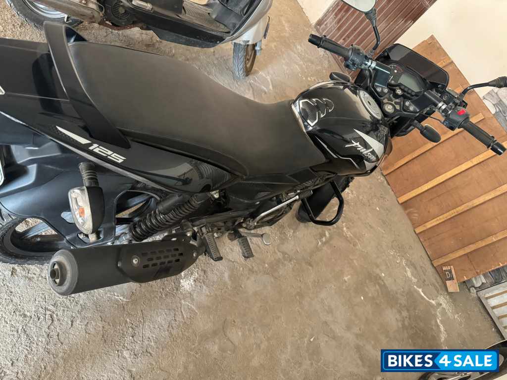 Bajaj Pulsar 125 Neon Disc Single Seat