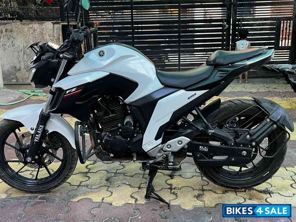 White Yamaha FZ25