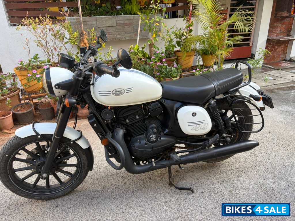 White Jawa 42 Dual Channel ABS Sirius White