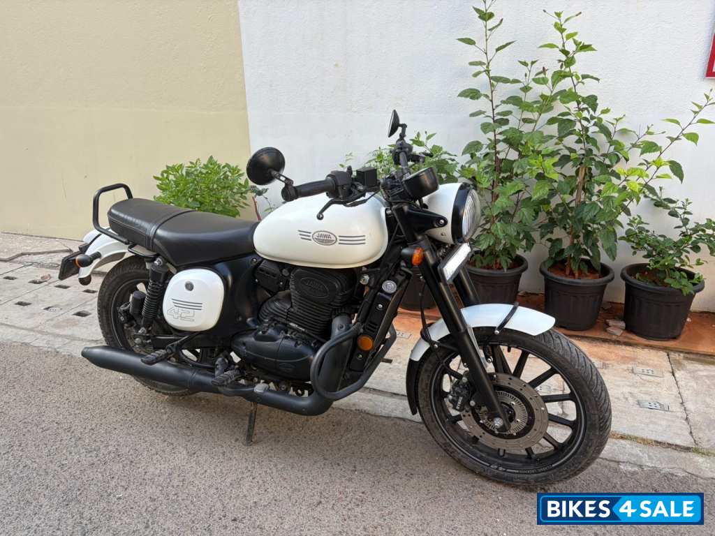 White Jawa 42 Dual Channel ABS Sirius White