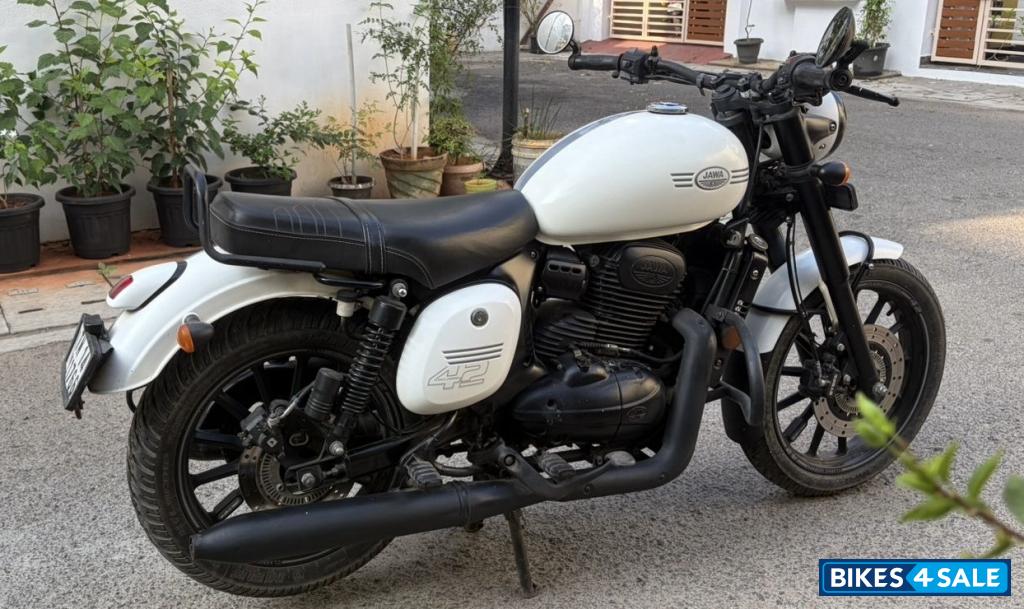 White Jawa 42 Dual Channel ABS Sirius White