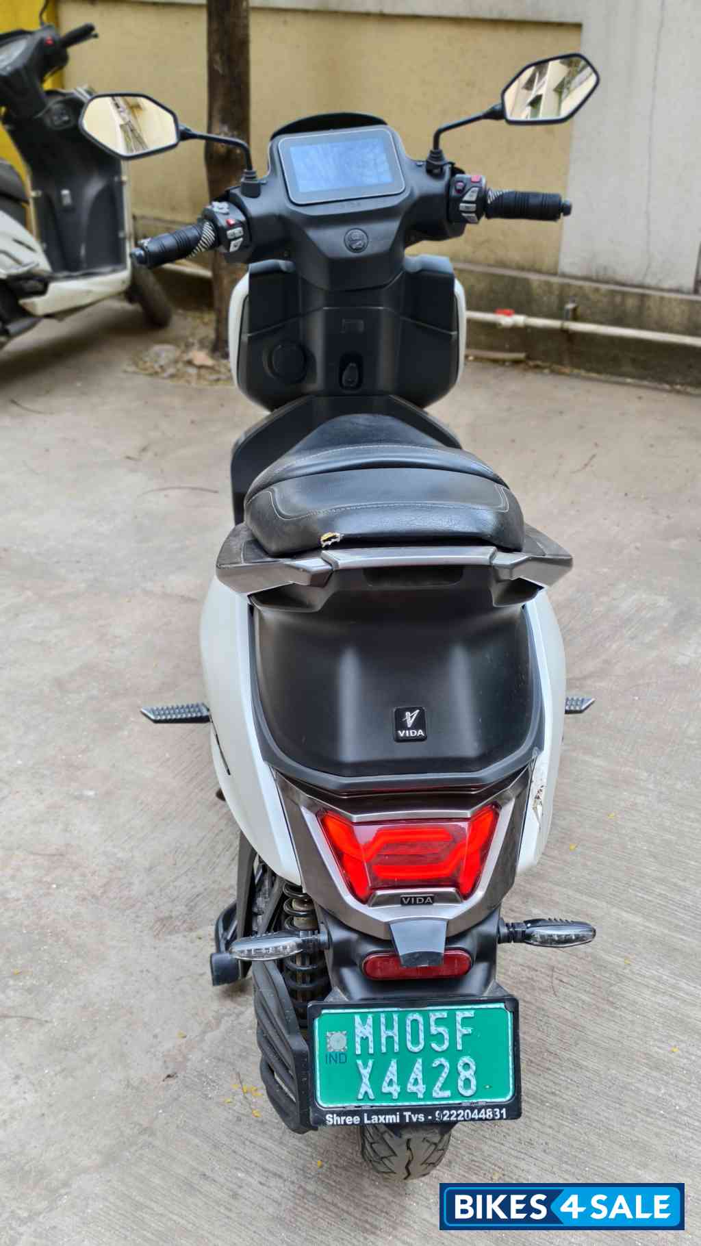 White & Grey Vida V2 Plus