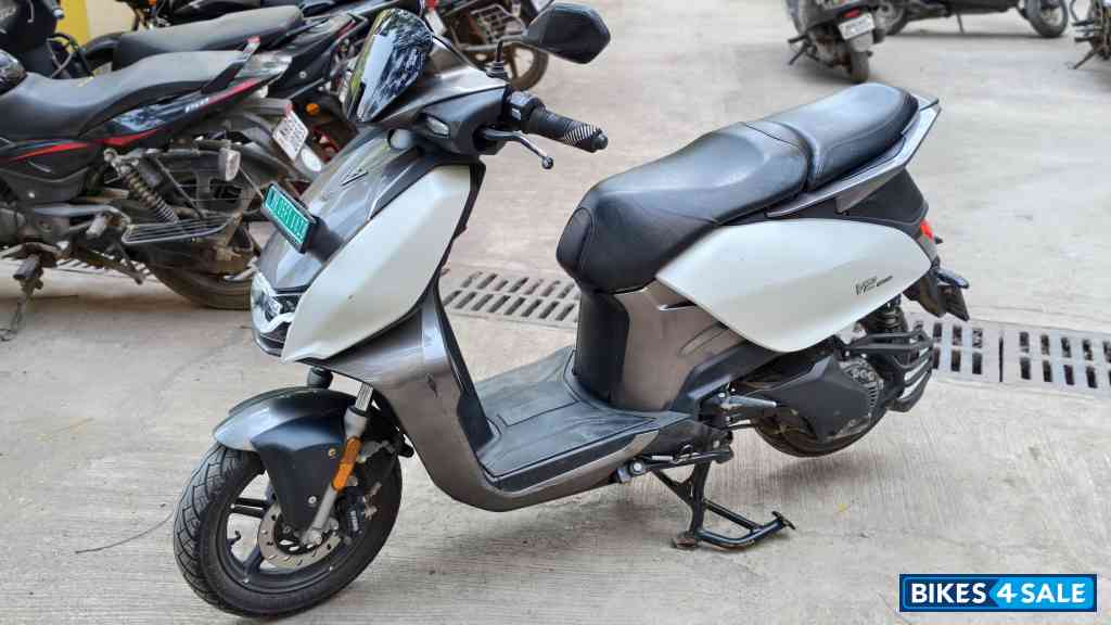 White & Grey Vida V2 Plus