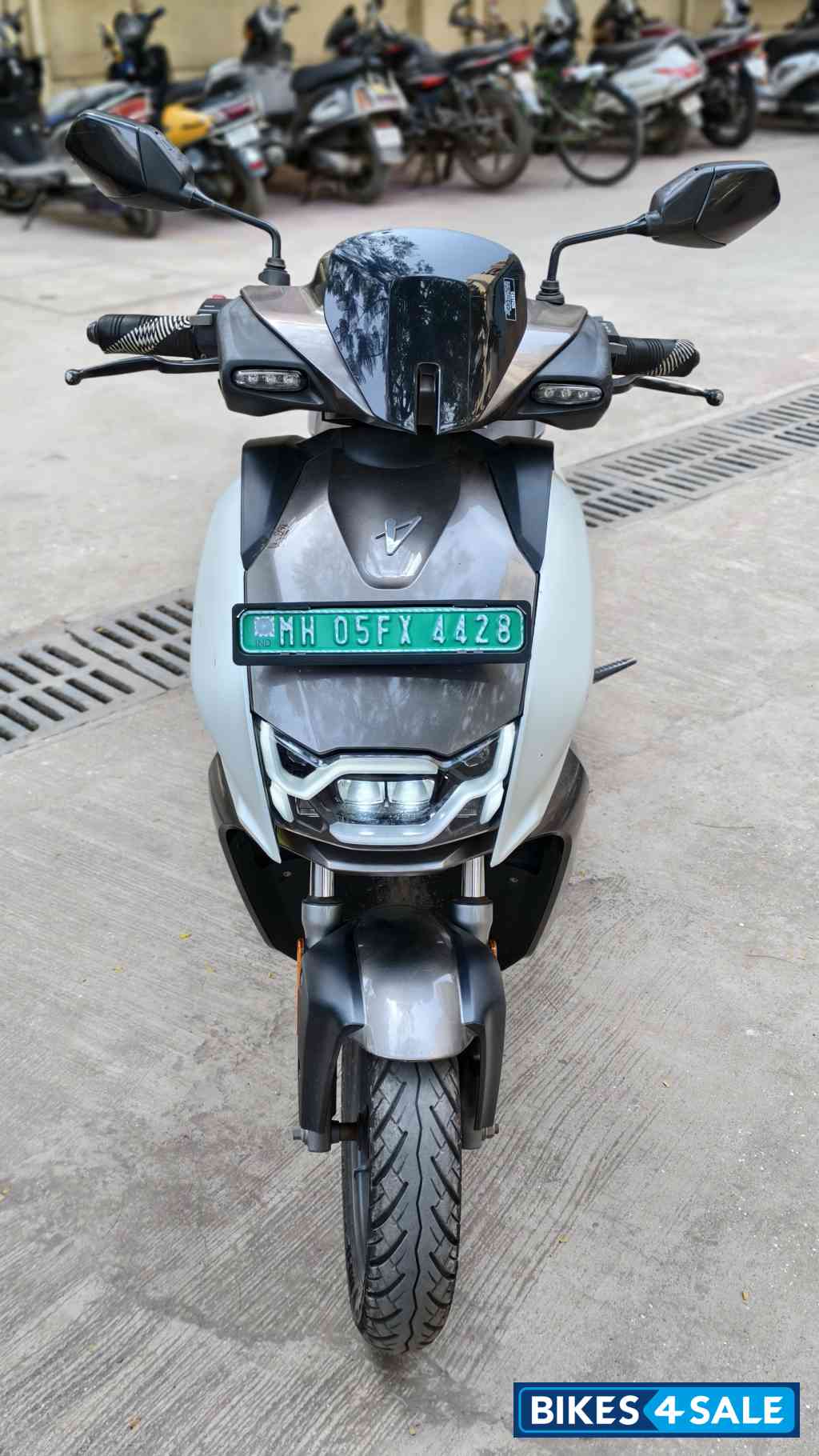 White & Grey Vida V2 Plus