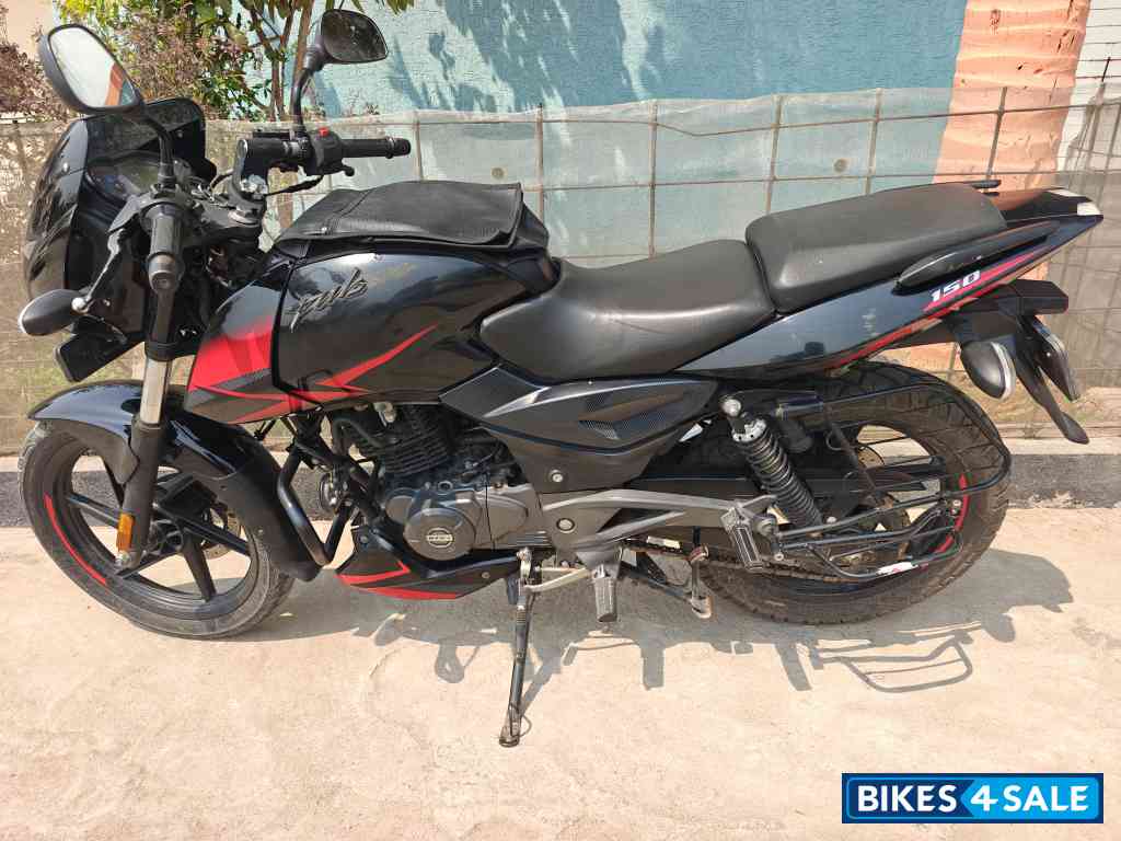 Black And Red Bajaj Pulsar 150 Twin Disc