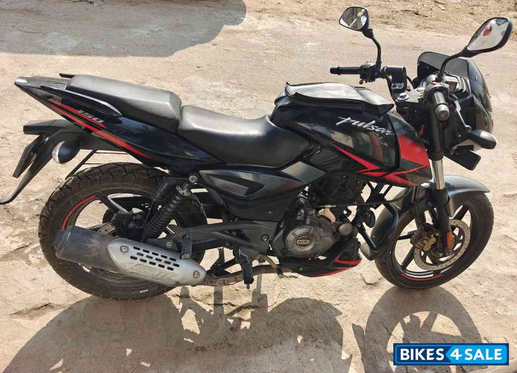 Black And Red Bajaj Pulsar 150 Twin Disc