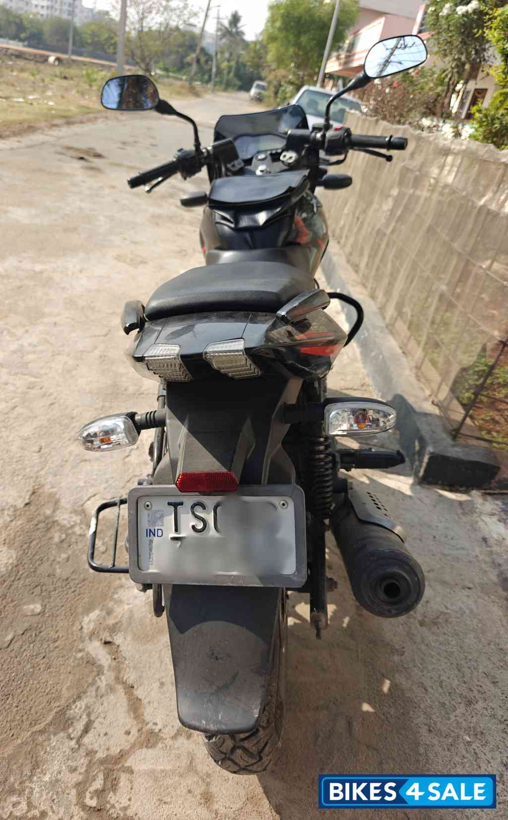 Black And Red Bajaj Pulsar 150 Twin Disc