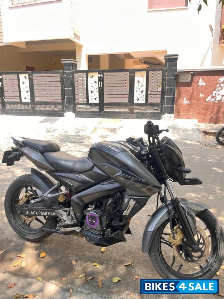 Black Bajaj Pulsar NS200