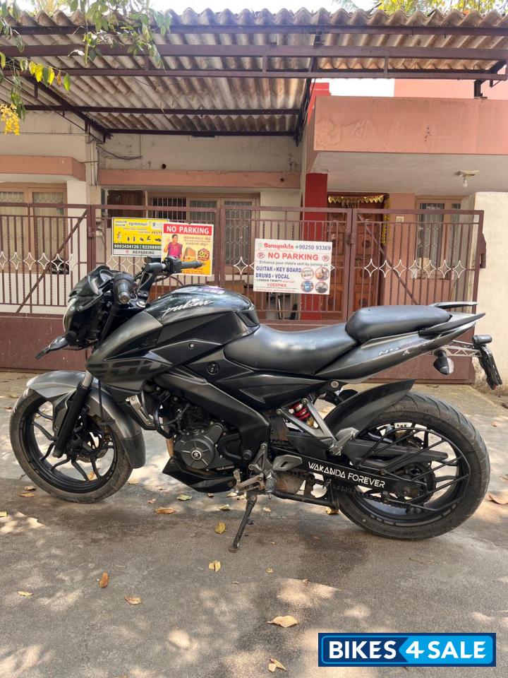 Black Bajaj Pulsar NS200