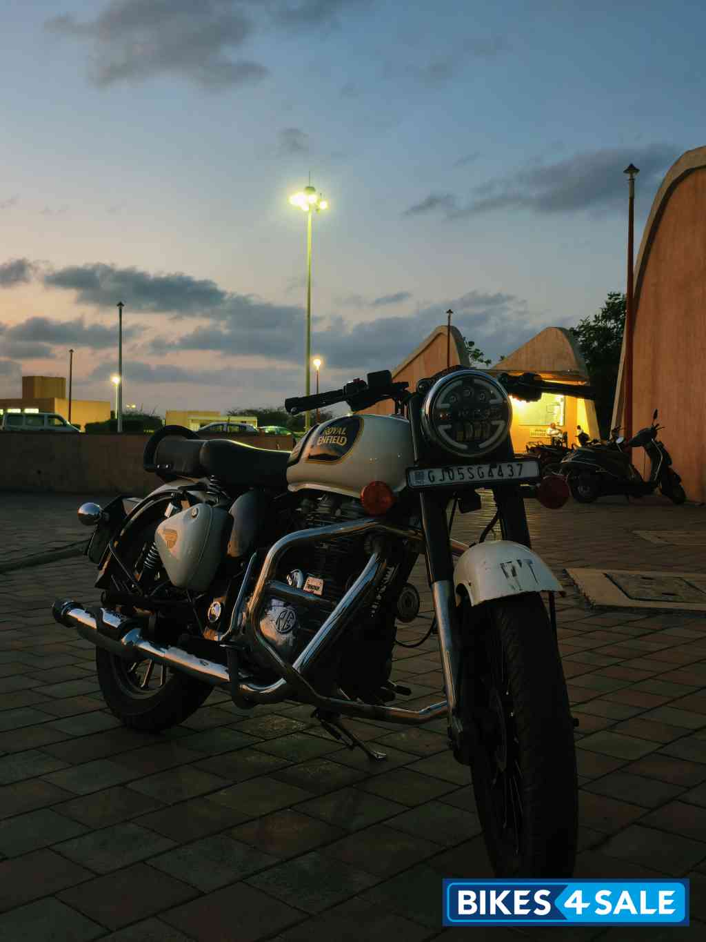 White Royal Enfield Classic 350 White Royal Enfield Classic 350