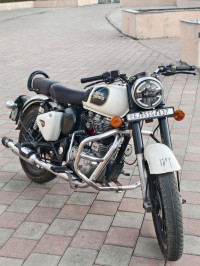 White Royal Enfield Classic 350