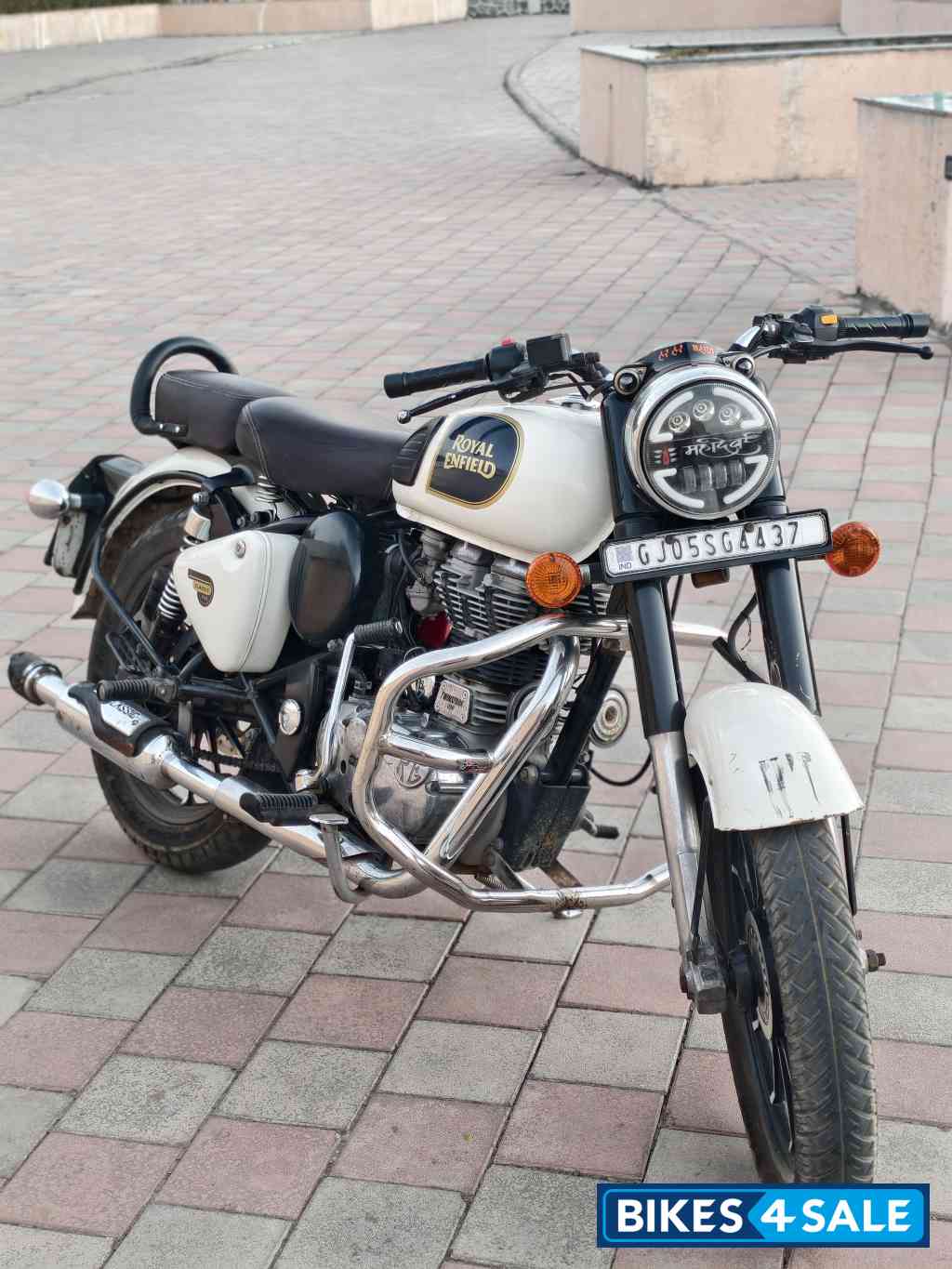 White Royal Enfield Classic 350 White Royal Enfield Classic 350
