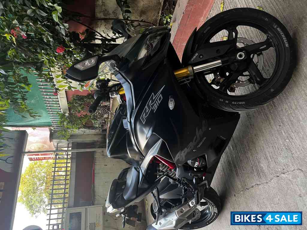Black TVS Apache RR 310 Black TVS Apache RR 310
