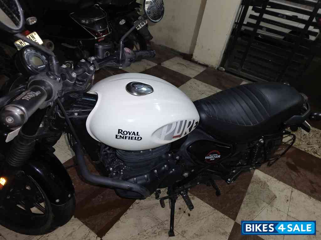 White Royal Enfield Hunter 350 Metro
