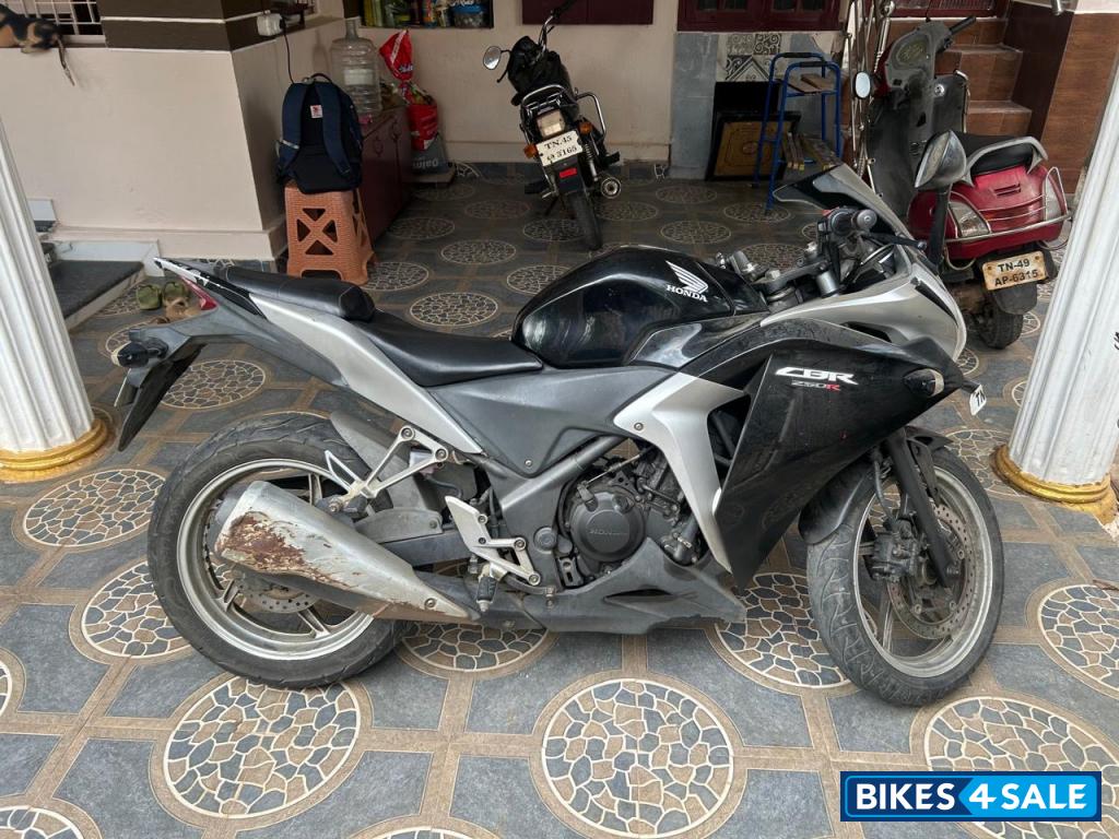 Black Honda CBR 250R