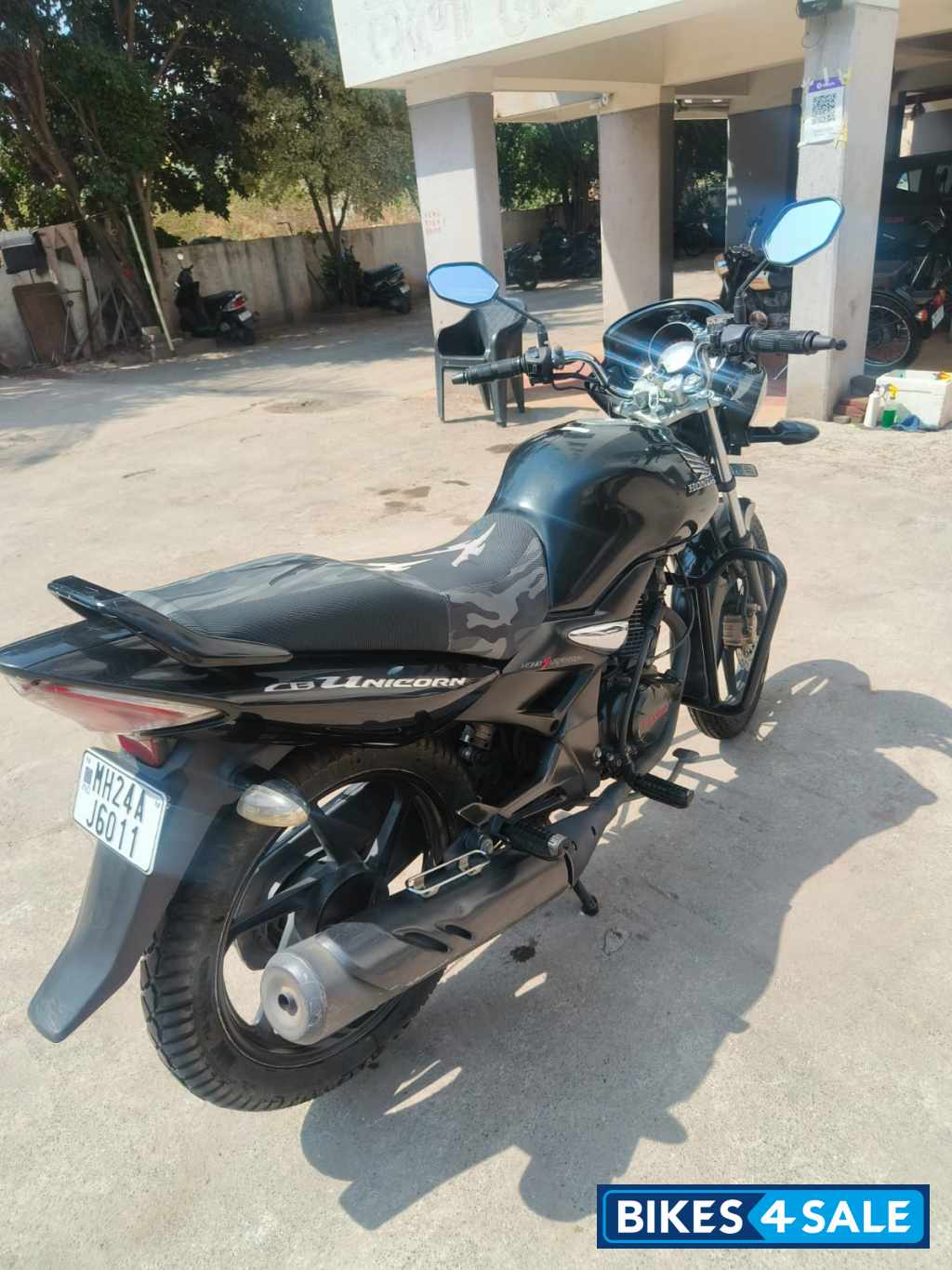 Black Honda CB Unicorn