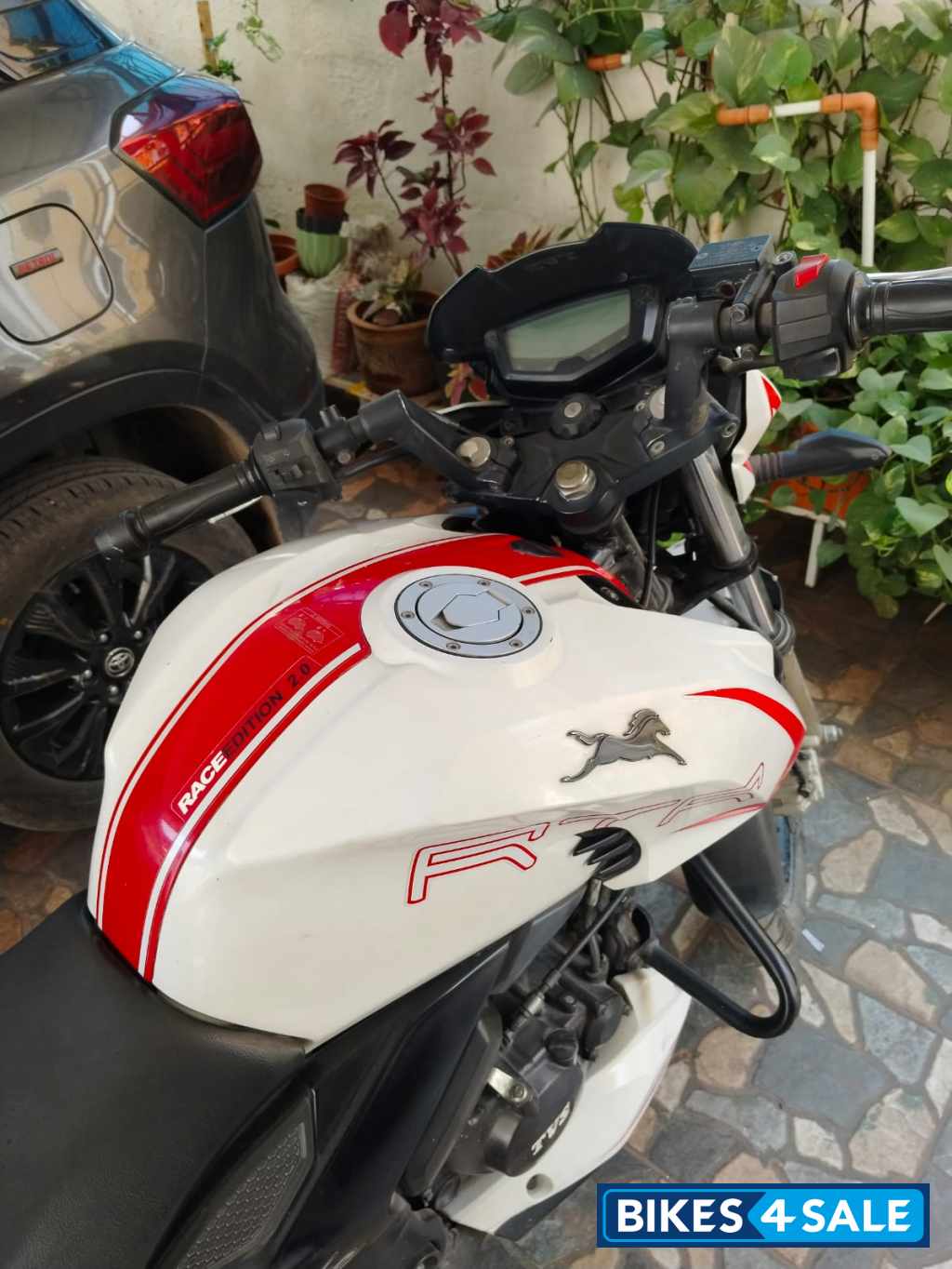 TVS Apache RTR 200 4V