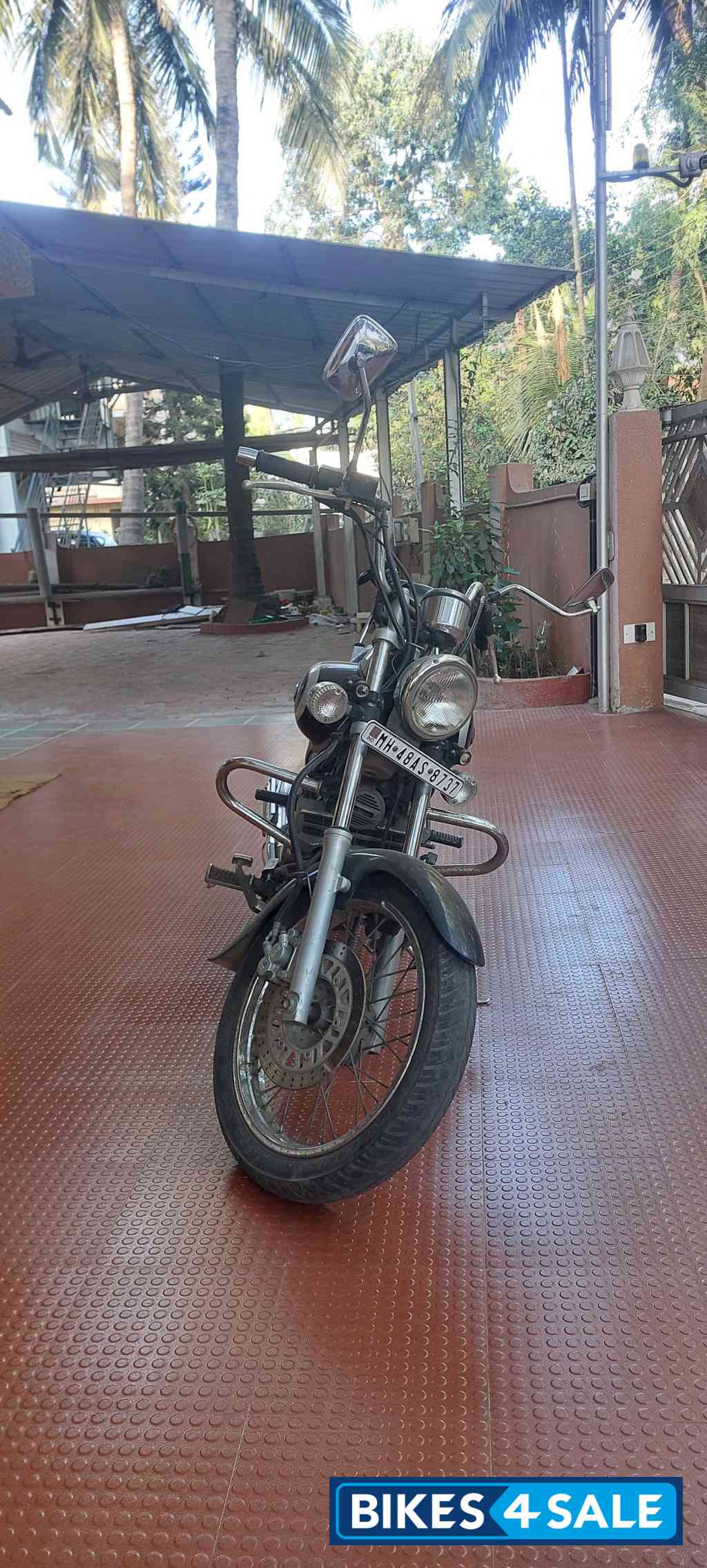 Black Bajaj Avenger Cruise 220