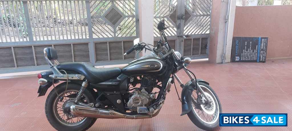 Black Bajaj Avenger Cruise 220