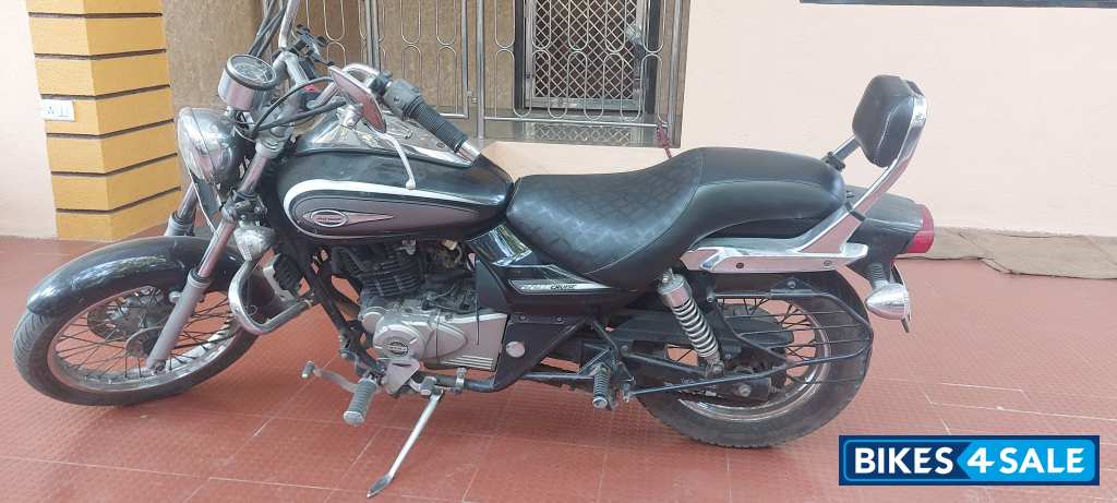 Black Bajaj Avenger Cruise 220