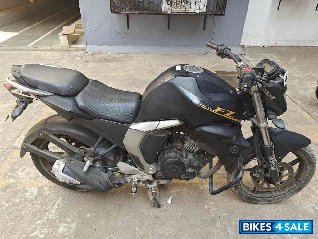 Black Yamaha FZ-S FI V2