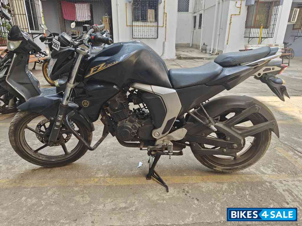 Black Yamaha FZ16