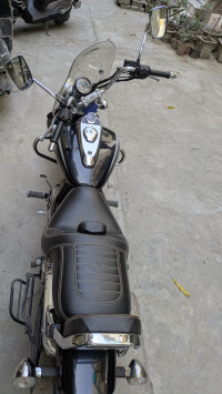 Black Bajaj Avenger Cruise 220