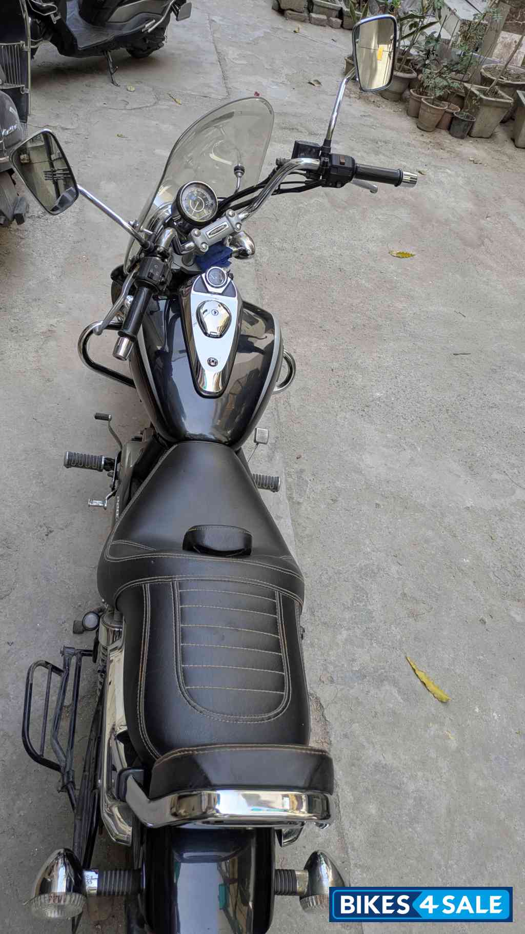 Black Bajaj Avenger Cruise 220