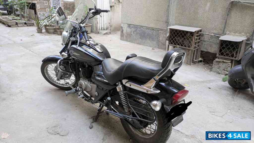 Black Bajaj Avenger Cruise 220