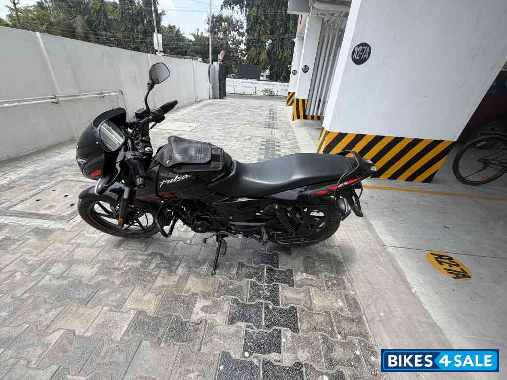 Black With Red Bajaj Pulsar 125 Neon Disc Single Seat