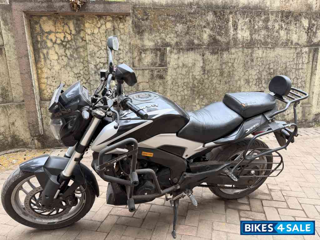 Sparkling Black Bajaj Dominar 250