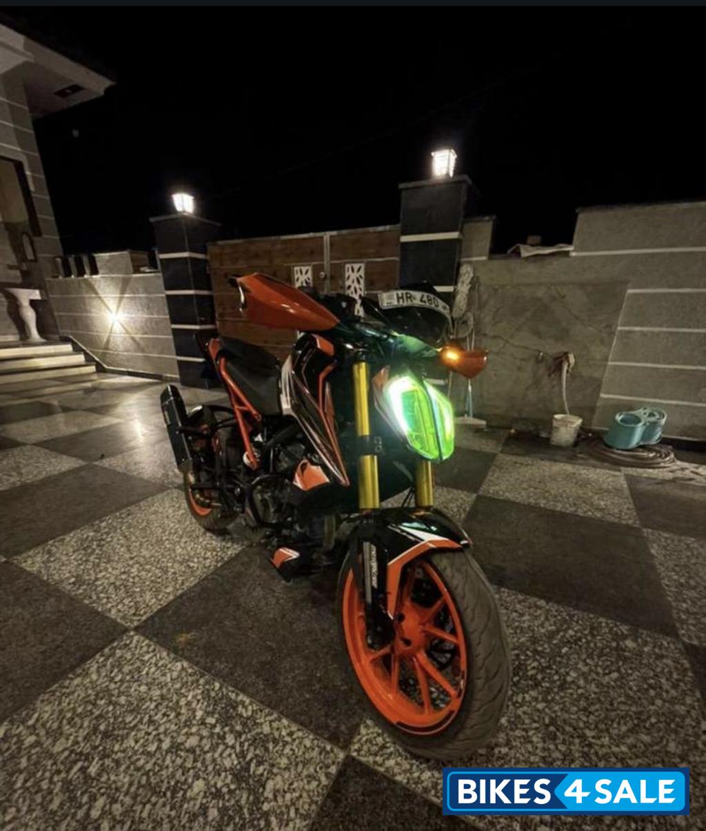 Orange KTM Duke 200 ABS