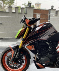 Orange KTM Duke 200 ABS