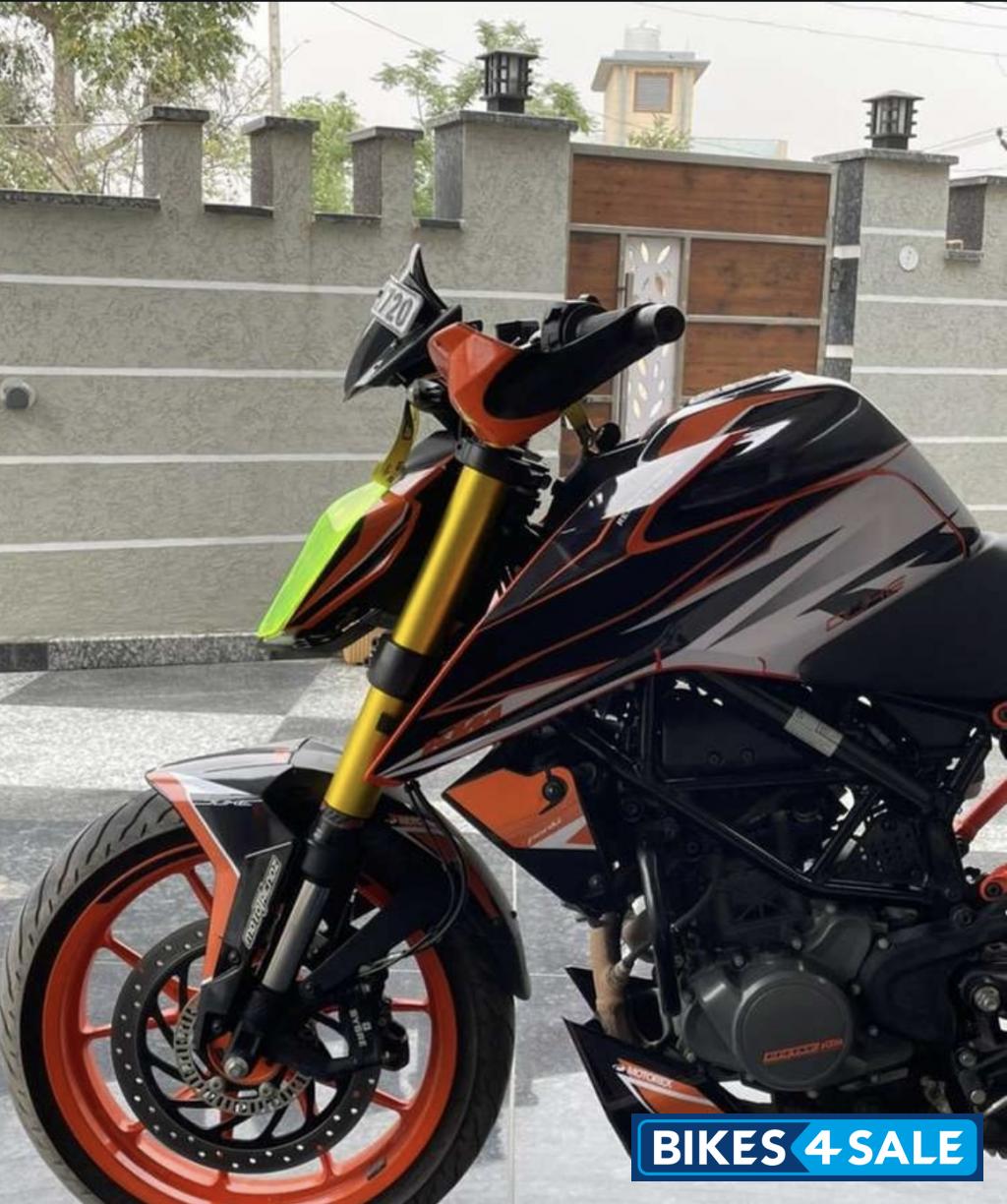 Orange KTM Duke 200 ABS