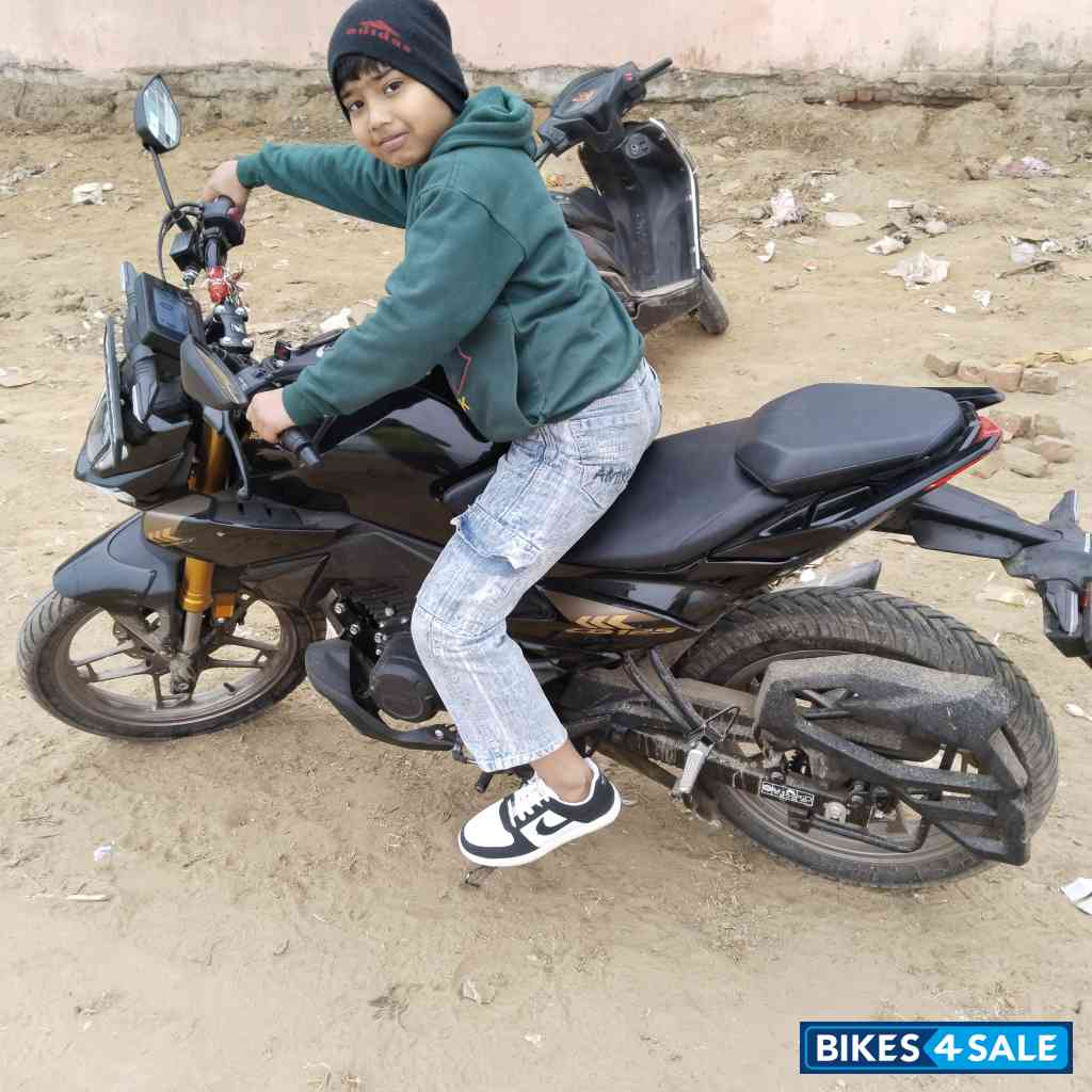 Black Honda CB125 Hornet