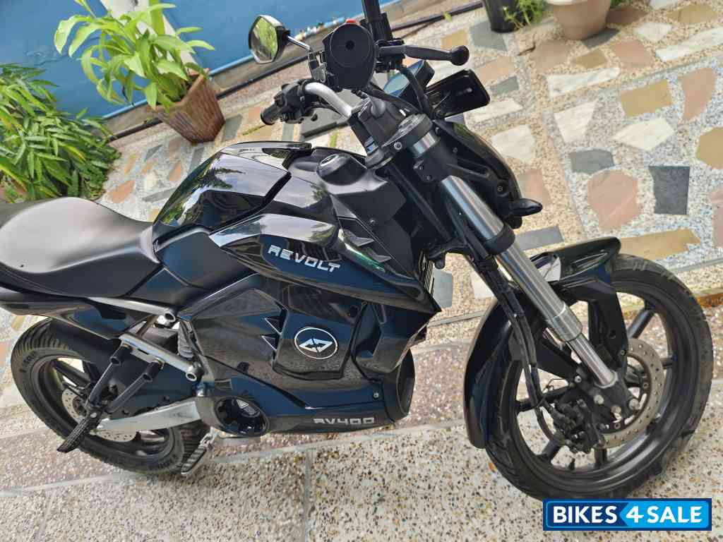 Revolt RV 400