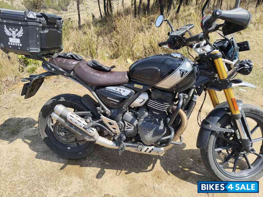 Black Triumph Scrambler 400 X