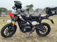 Black Triumph Scrambler 400 X