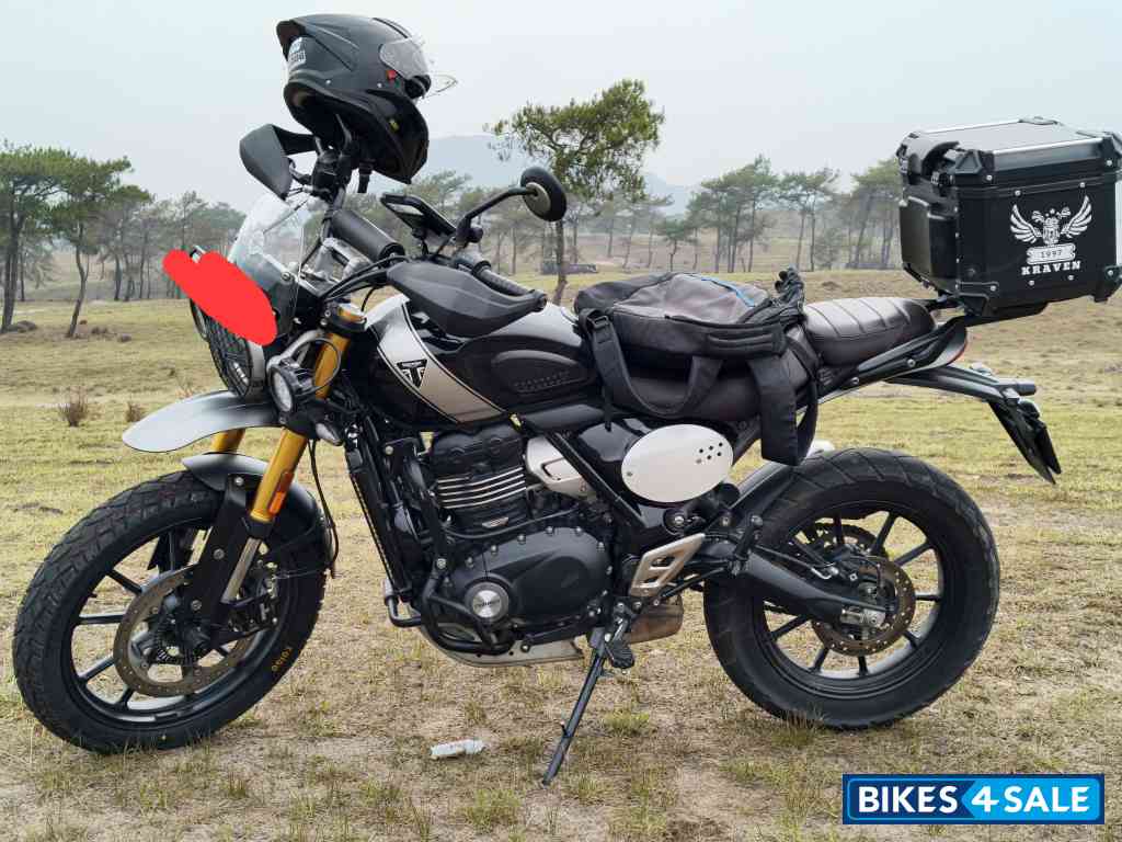 Black Triumph Scrambler 400 X